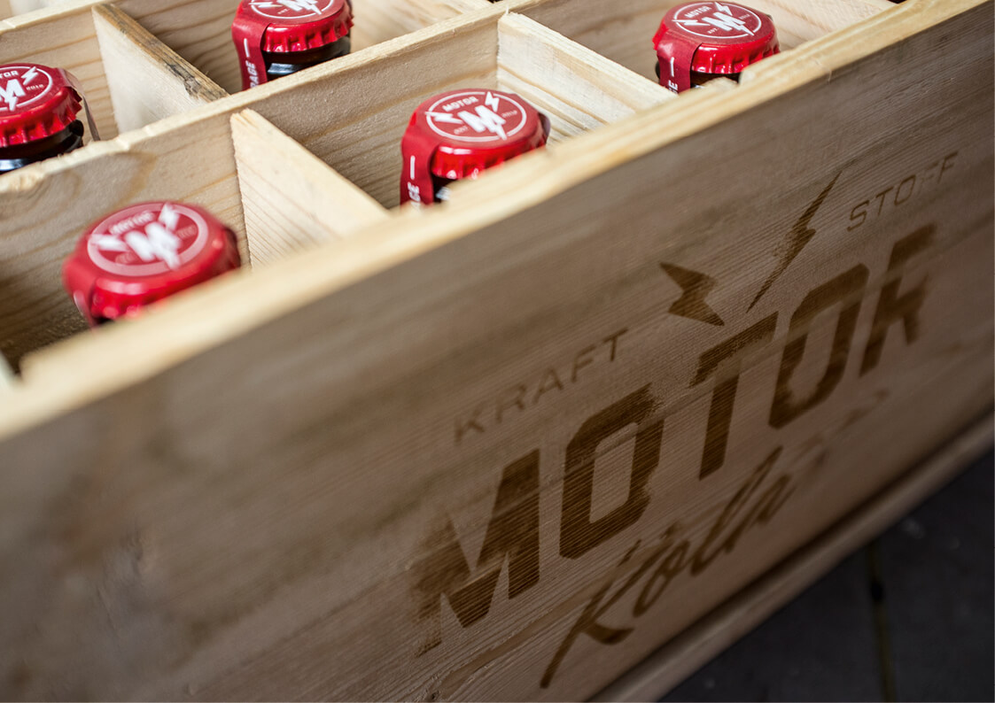 Motor Kola Packaging Kasten Holz Promo Detail